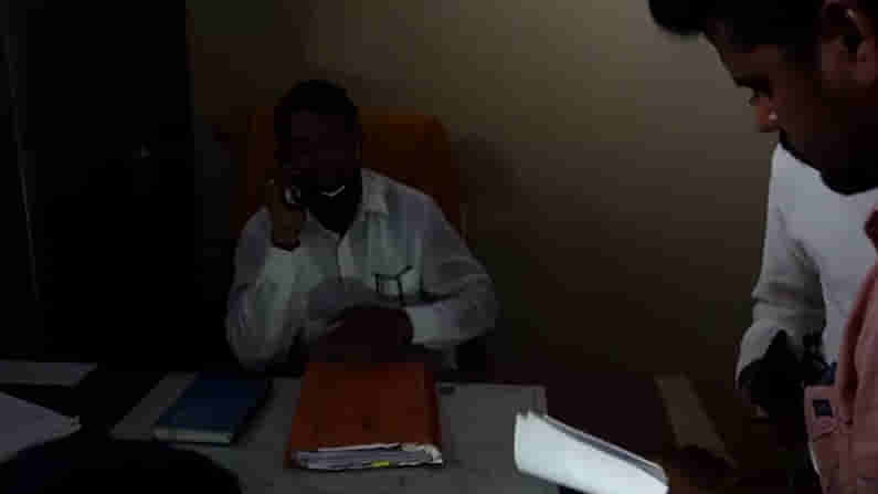 ಯಾದಗಿರಿ ಸರ್ಕಾರಿ ಕಚೇರಿಯಲ್ಲಿ ಕವಿದ ಕತ್ತಲು; ಅಧಿಕಾರಿಗಳ ನಿರ್ಲಕ್ಷ್ಯಕ್ಕೆ ಬೇಸರ ವ್ಯಕ್ತಪಡಿಸಿದ ಸಾರ್ವಜನಿಕರು