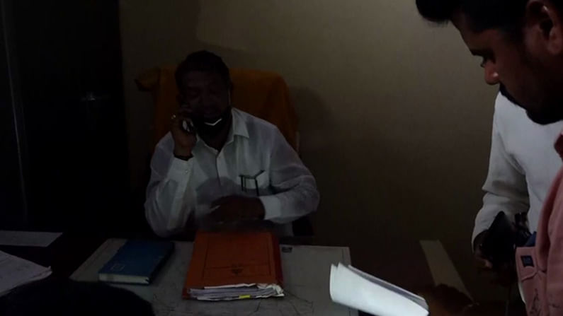 ಯಾದಗಿರಿ ಸರ್ಕಾರಿ ಕಚೇರಿಯಲ್ಲಿ ಕವಿದ ಕತ್ತಲು; ಅಧಿಕಾರಿಗಳ ನಿರ್ಲಕ್ಷ್ಯಕ್ಕೆ ಬೇಸರ ವ್ಯಕ್ತಪಡಿಸಿದ ಸಾರ್ವಜನಿಕರು ಯಾದಗಿರಿ ಸರ್ಕಾರಿ ಕಚೇರಿಯಲ್ಲಿ ಕವಿದ ಕತ್ತಲು; ಅಧಿಕಾರಿಗಳ ನಿರ್ಲಕ್ಷ್ಯಕ್ಕೆ ಬೇಸರ ವ್ಯಕ್ತಪಡಿಸಿದ ಸಾರ್ವಜನಿಕರು