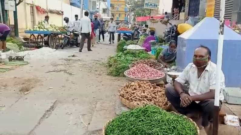 ಇಷ್ಟ ಇದ್ರೆ ತಗೋಳಿ, ಇಲ್ಲ ಅಂದ್ರೆ ಹೋಗಿ ಅನ್ನುತ್ತಿರುವ ವ್ಯಾಪಾರಿಗಳು: ತರಕಾರಿ ಬೆಲೆ ಏರಿಕೆ ವಿರುದ್ಧ ಗ್ರಾಹಕರು ಕಂಗಾಲು ಇಷ್ಟ ಇದ್ರೆ ತಗೋಳಿ, ಇಲ್ಲ ಅಂದ್ರೆ ಹೋಗಿ ಅನ್ನುತ್ತಿರುವ ವ್ಯಾಪಾರಿಗಳು: ತರಕಾರಿ ಬೆಲೆ ಏರಿಕೆ ವಿರುದ್ಧ ಗ್ರಾಹಕರು ಕಂಗಾಲು