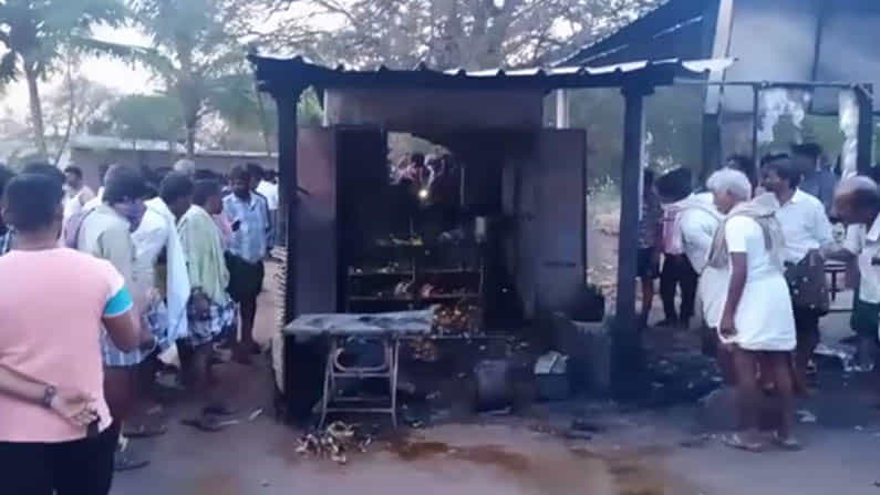 ಸಿಲಿಂಡರ್ ಸ್ಪೋಟಕ್ಕೆ ಹೊತ್ತಿ ಉರಿದ ಕಿರಾಣಿ ಅಂಗಡಿ; ಬಳ್ಳಾರಿಯಲ್ಲಿ ಮಾವ, ಸೊಸೆ ಸಜೀವ ದಹನ ಸಿಲಿಂಡರ್ ಸ್ಪೋಟಕ್ಕೆ ಹೊತ್ತಿ ಉರಿದ ಕಿರಾಣಿ ಅಂಗಡಿ; ಬಳ್ಳಾರಿಯಲ್ಲಿ ಮಾವ, ಸೊಸೆ ಸಜೀವ ದಹನ
