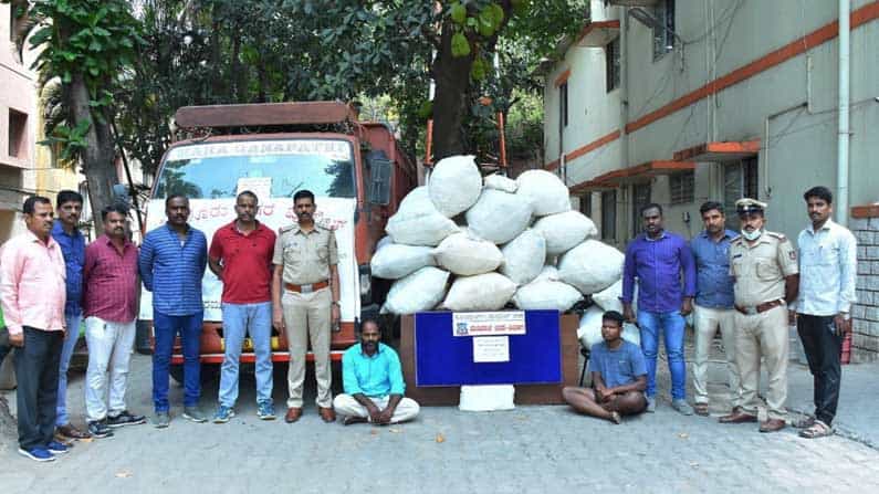 ಬೆಂಗಳೂರಿನಲ್ಲಿ ಗಾಂಜಾ ಮಾರುತ್ತಿದ್ದ ಇಬ್ಬರ ಬಂಧನ; 84.60 ಲಕ್ಷ ರೂ. ಮೌಲ್ಯದ ಗಾಂಜಾ ಜಪ್ತಿ ಬೆಂಗಳೂರಿನಲ್ಲಿ ಗಾಂಜಾ ಮಾರುತ್ತಿದ್ದ ಇಬ್ಬರ ಬಂಧನ; 84.60 ಲಕ್ಷ ರೂ. ಮೌಲ್ಯದ ಗಾಂಜಾ ಜಪ್ತಿ