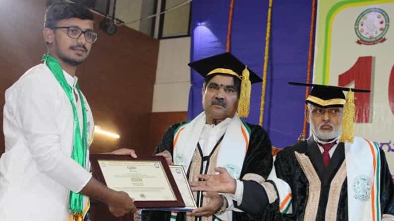 ಬಾಗಲಕೋಟೆ ತೋಟಗಾರಿಕೆ ವಿಶ್ವವಿದ್ಯಾಲಯದ 10ನೇ ಘಟಿಕೋತ್ಸವ; 14 ಚಿನ್ನದ ಪದಕಗಳಿಸಿ ಸಂಭ್ರಮಿಸಿದ ವಿದ್ಯಾರ್ಥಿ ಬಾಗಲಕೋಟೆ ತೋಟಗಾರಿಕೆ ವಿಶ್ವವಿದ್ಯಾಲಯದ 10ನೇ ಘಟಿಕೋತ್ಸವ; 14 ಚಿನ್ನದ ಪದಕಗಳಿಸಿ ಸಂಭ್ರಮಿಸಿದ ವಿದ್ಯಾರ್ಥಿ