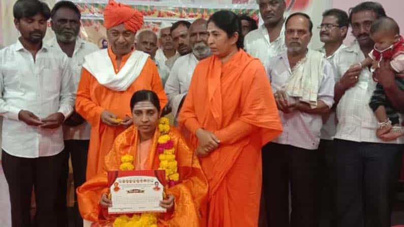 ಕಲಬುರಗಿ ಕೋರಣೇಶ್ವರ ಮಠಕ್ಕೆ ಮಹಿಳಾ ಉತ್ತರಾಧಿಕಾರಿ; ಹೊಸ ಪರಂಪರೆಗೆ ನಾಂದಿ ಹಾಡಿದ ಮುರುಘೇಂದ್ರ ಕೋರಣೇಶ್ವರ ಸ್ವಾಮೀಜಿ ಕಲಬುರಗಿ ಕೋರಣೇಶ್ವರ ಮಠಕ್ಕೆ ಮಹಿಳಾ ಉತ್ತರಾಧಿಕಾರಿ; ಹೊಸ ಪರಂಪರೆಗೆ ನಾಂದಿ ಹಾಡಿದ ಮುರುಘೇಂದ್ರ ಕೋರಣೇಶ್ವರ ಸ್ವಾಮೀಜಿ
