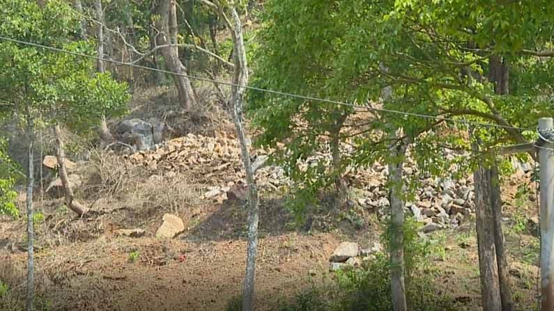 ನಿರ್ಬಂಧದ ನಡುವೆಯೂ ಕೊಡಗಿನಲ್ಲಿ ಗುಡ್ಡ ಅಗೆಯುವ ಕಾರ್ಯ; ಸ್ಥಳೀಯರಿಂದ ಉದ್ಯಮಿಗಳ ವಿರುದ್ಧ ಆಕ್ರೋಶ ನಿರ್ಬಂಧದ ನಡುವೆಯೂ ಕೊಡಗಿನಲ್ಲಿ ಗುಡ್ಡ ಅಗೆಯುವ ಕಾರ್ಯ; ಸ್ಥಳೀಯರಿಂದ ಉದ್ಯಮಿಗಳ ವಿರುದ್ಧ ಆಕ್ರೋಶ