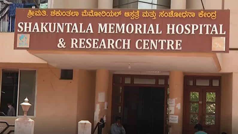 ಹುಬ್ಬಳ್ಳಿ ಖಾಸಗಿ ಆಸ್ಪತ್ರೆಗಳಿಂದ ಸುಳ್ಳು ಮಾಹಿತಿ; ಜಿಲ್ಲಾಧಿಕಾರಿಯಿಂದ ನೋಟಿಸ್ ಜಾರಿ ಹುಬ್ಬಳ್ಳಿ ಖಾಸಗಿ ಆಸ್ಪತ್ರೆಗಳಿಂದ ಸುಳ್ಳು ಮಾಹಿತಿ; ಜಿಲ್ಲಾಧಿಕಾರಿಯಿಂದ ನೋಟಿಸ್ ಜಾರಿ