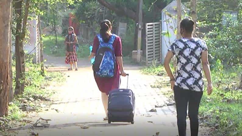 ಲಗೇಜ್ ಸಮೇತ ಹಾಸ್ಟೆಲ್ನಿಂದ ಹೊರ ಬಿದ್ದಿರುವ ವಿದ್ಯಾರ್ಥಿಗಳು; ಹಾಸ್ಟೆಲ್ ವ್ಯವಸ್ಥೆ ಕಲ್ಪಿಸಲು ಒತ್ತಾಯ