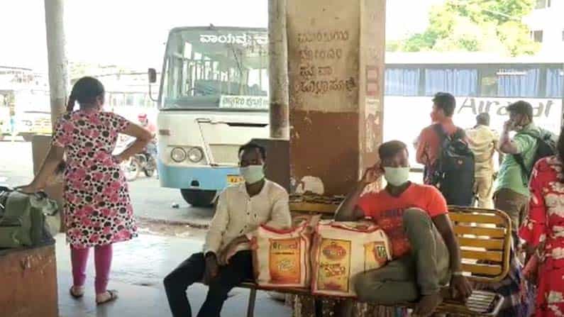 Covid Curfew: ಸಾರಿಗೆ ಬಸ್ ಸ್ಥಗಿತ, ಸ್ವಗ್ರಾಮಕ್ಕೆ ಹಿಂದಿರುಗುತ್ತಿರುವ ಜನ: ಬಸ್ ನಿಲ್ದಾಣಗಳೆಲ್ಲಾ ಫುಲ್ ರಶ್