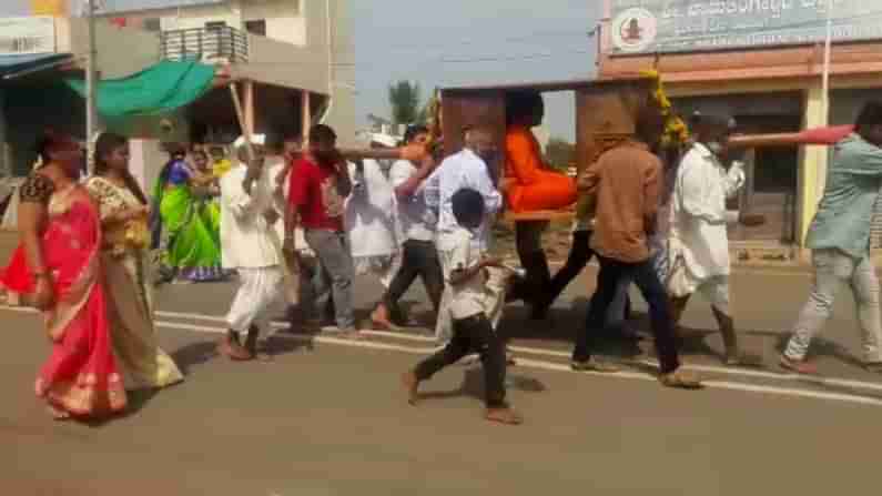 ಕೊವಿಡ್ ರೂಲ್ಸ್ ಬ್ರೇಕ್: ಪಲ್ಲಕ್ಕಿಯಲ್ಲಿ ಕುಳಿತು ಮೆರವಣಿಗೆ ಮಾಡಿಸಿಕೊಂಡ ಕಲ್ಲಿನಾಥ ಸ್ವಾಮೀಜಿ!