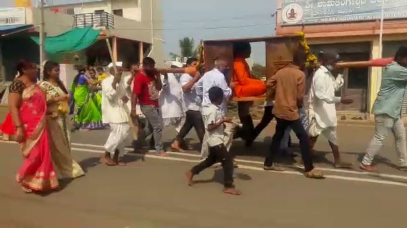 ಕೊವಿಡ್ ರೂಲ್ಸ್ ಬ್ರೇಕ್: ಪಲ್ಲಕ್ಕಿಯಲ್ಲಿ ಕುಳಿತು ಮೆರವಣಿಗೆ ಮಾಡಿಸಿಕೊಂಡ ಕಲ್ಲಿನಾಥ ಸ್ವಾಮೀಜಿ! ಕೊವಿಡ್ ರೂಲ್ಸ್ ಬ್ರೇಕ್: ಪಲ್ಲಕ್ಕಿಯಲ್ಲಿ ಕುಳಿತು ಮೆರವಣಿಗೆ ಮಾಡಿಸಿಕೊಂಡ ಕಲ್ಲಿನಾಥ ಸ್ವಾಮೀಜಿ!