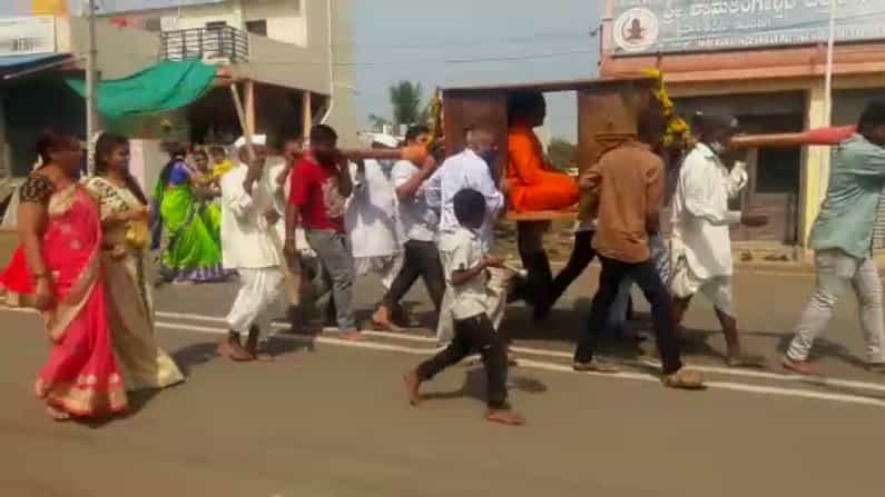ಕೊವಿಡ್ ರೂಲ್ಸ್ ಬ್ರೇಕ್: ಪಲ್ಲಕ್ಕಿಯಲ್ಲಿ ಕುಳಿತು ಮೆರವಣಿಗೆ ಮಾಡಿಸಿಕೊಂಡ ಕಲ್ಲಿನಾಥ ಸ್ವಾಮೀಜಿ! ಕೊವಿಡ್ ರೂಲ್ಸ್ ಬ್ರೇಕ್: ಪಲ್ಲಕ್ಕಿಯಲ್ಲಿ ಕುಳಿತು ಮೆರವಣಿಗೆ ಮಾಡಿಸಿಕೊಂಡ ಕಲ್ಲಿನಾಥ ಸ್ವಾಮೀಜಿ!