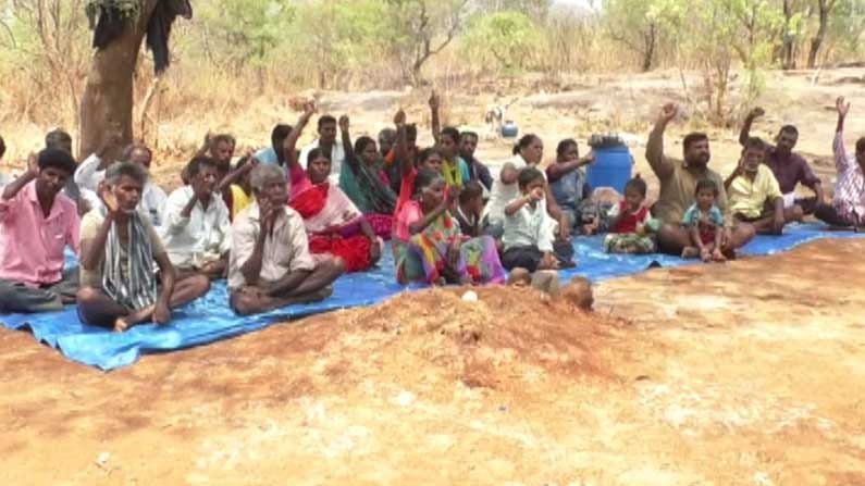 ಜಮೀನಿಗಾಗಿ ಬುಡುಕಟ್ಟು ಜನಾಂಗದವರ ಹೋರಾಟ: ಅರಣ್ಯ ಪ್ರದೇಶದಲ್ಲಿಯೇ ಅಹೋರಾತ್ರಿ ಪ್ರತಿಭಟನೆ ಜಮೀನಿಗಾಗಿ ಬುಡುಕಟ್ಟು ಜನಾಂಗದವರ ಹೋರಾಟ: ಅರಣ್ಯ ಪ್ರದೇಶದಲ್ಲಿಯೇ ಅಹೋರಾತ್ರಿ ಪ್ರತಿಭಟನೆ