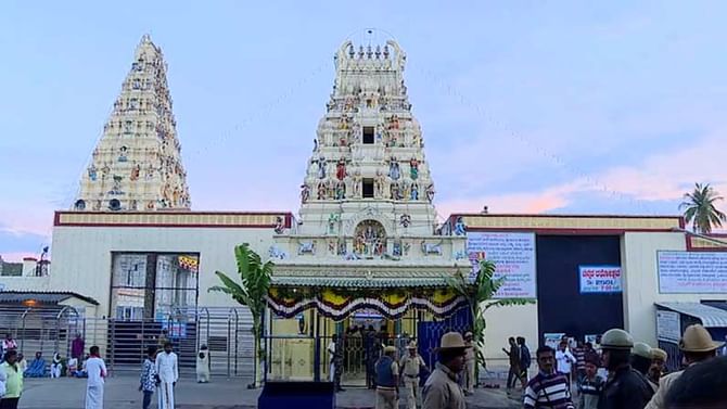 Karnataka Unlock: ರಾಜ್ಯದಲ್ಲಿ ಧಾರ್ಮಿಕ ಕೇಂದ್ರಗಳಿಗೆ ಹೊಸ ಗೈಡ್ಲೈನ್ಸ್; ನಾಳೆ ಬೆಳಗ್ಗೆಯಿಂದ ದೇಗುಲಗಳಲ್ಲಿ ಮಾಮೂಲಿಯಾಗಿ ಎಲ್ಲ ಚಟುವಟಿಕೆ Karnataka Unlock: ರಾಜ್ಯದಲ್ಲಿ ಧಾರ್ಮಿಕ ಕೇಂದ್ರಗಳಿಗೆ ಹೊಸ ಗೈಡ್ಲೈನ್ಸ್; ನಾಳೆ ಬೆಳಗ್ಗೆಯಿಂದ ದೇಗುಲಗಳಲ್ಲಿ ಮಾಮೂಲಿಯಾಗಿ ಎಲ್ಲ ಚಟುವಟಿಕೆ