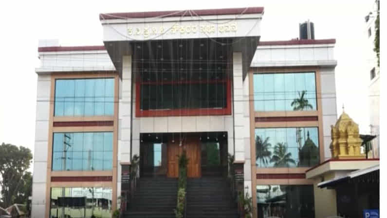 ಮುಂಗಡ ಹಣ ವಾಪಸ್ ನೀಡಲು ಕಲ್ಯಾಣ ಮಂಟಪ ಮಾಲೀಕರಿಂದ ನಕಾರ; ಕಣ್ಣಿರು ಹಾಕುತ್ತಿರುವ ಪೋಷಕರು ಮುಂಗಡ ಹಣ ವಾಪಸ್ ನೀಡಲು ಕಲ್ಯಾಣ ಮಂಟಪ ಮಾಲೀಕರಿಂದ ನಕಾರ; ಕಣ್ಣಿರು ಹಾಕುತ್ತಿರುವ ಪೋಷಕರು