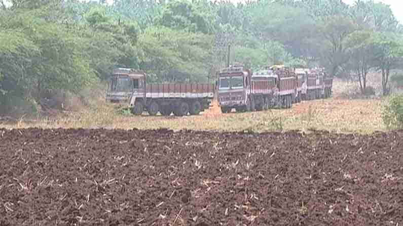 ಗಣಿ ಲಾರಿಗಳ ಓಡಾಟದಿಂದ ತತ್ತರಿಸಿದ ಚಿತ್ರದುರ್ಗ; ಅಧಿಕಾರಿಗಳ ನಿರ್ಲಕ್ಷ್ಯದಿಂದ ಹೋರಾಟಕ್ಕೆ ಮುಂದಾದ ರೈತರು