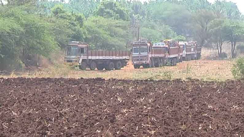ಗಣಿ ಲಾರಿಗಳ ಓಡಾಟದಿಂದ ತತ್ತರಿಸಿದ ಚಿತ್ರದುರ್ಗ; ಅಧಿಕಾರಿಗಳ ನಿರ್ಲಕ್ಷ್ಯದಿಂದ ಹೋರಾಟಕ್ಕೆ ಮುಂದಾದ ರೈತರು ಗಣಿ ಲಾರಿಗಳ ಓಡಾಟದಿಂದ ತತ್ತರಿಸಿದ ಚಿತ್ರದುರ್ಗ; ಅಧಿಕಾರಿಗಳ ನಿರ್ಲಕ್ಷ್ಯದಿಂದ ಹೋರಾಟಕ್ಕೆ ಮುಂದಾದ ರೈತರು