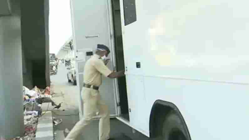 ಕೊವಿಡ್ ಲಾಕ್ಡೌನ್ ವೇಳೆ ಕಾರ್ಯ ನಿರ್ವಹಿಸುವ ಮುಂಬೈ ಪೊಲೀಸರಿಗೆ ಉಚಿತ ವ್ಯಾನಿಟಿ ವ್ಯಾನ್ ನೀಡಿದ ಉದ್ಯಮಿ