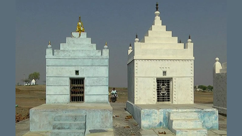 ವಿಜಯಪುರ ಜಿಲ್ಲೆಯಲ್ಲೊಂದು ವಿಶೇಷ ಕಾರ್ಯ; ತಂದೆ-ತಾಯಿಗೆ ದೇವಸ್ಥಾನ ಕಟ್ಟಿ ಪೂಜಿಸುತ್ತಿರುವ ಪುತ್ರರು