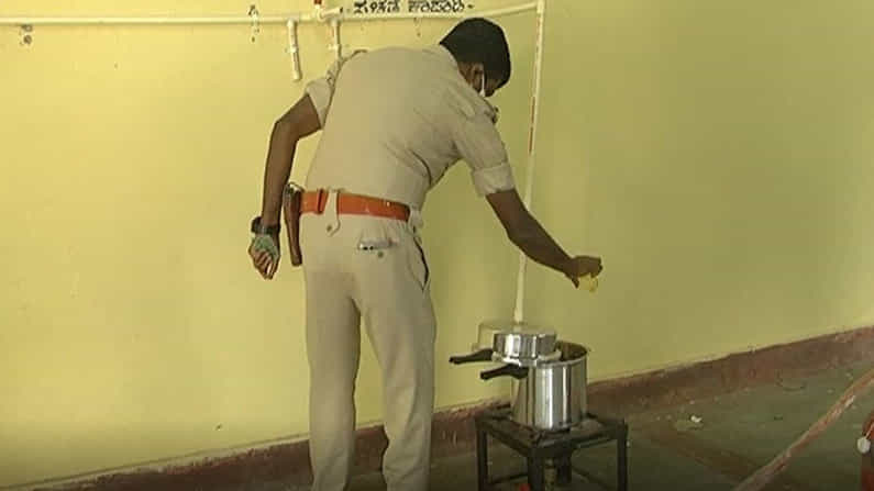 ಸಿಬ್ಬಂದಿಯಲ್ಲಿ ಆತ್ಮಸ್ಥೈರ್ಯ ತುಂಬಲು ವಿನೂತನ ಪ್ರಯೋಗ; ಠಾಣೆಯಲ್ಲೇ ಆಯುರ್ವೇದಿಕ್ ಪದ್ಧತಿಯಲ್ಲಿ ಪೊಲೀಸರಿಗೆ ಸ್ಟೀಮಿಂಗ್ ಸಿಬ್ಬಂದಿಯಲ್ಲಿ ಆತ್ಮಸ್ಥೈರ್ಯ ತುಂಬಲು ವಿನೂತನ ಪ್ರಯೋಗ; ಠಾಣೆಯಲ್ಲೇ ಆಯುರ್ವೇದಿಕ್ ಪದ್ಧತಿಯಲ್ಲಿ ಪೊಲೀಸರಿಗೆ ಸ್ಟೀಮಿಂಗ್