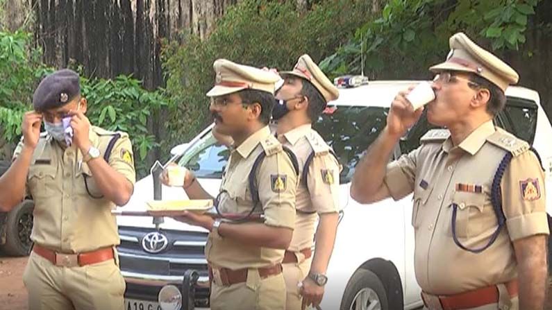 ಮಂಗಳೂರು ಪೊಲೀಸರಿಗೆ ಪ್ರತಿನಿತ್ಯ ಉಚಿತ ಪೌಷ್ಠಿಕಾಹಾರ; ಕ್ಯಾಂಟೀನ್ಗೆ ಸಂಘ ಸಂಸ್ಥೆಗಳಿಂದಲೂ ನೆರವು ಮಂಗಳೂರು ಪೊಲೀಸರಿಗೆ ಪ್ರತಿನಿತ್ಯ ಉಚಿತ ಪೌಷ್ಠಿಕಾಹಾರ; ಕ್ಯಾಂಟೀನ್ಗೆ ಸಂಘ ಸಂಸ್ಥೆಗಳಿಂದಲೂ ನೆರವು