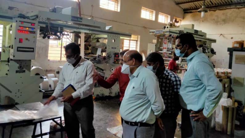 ನಿಷೇಧಿತ ಪ್ಲಾಸ್ಟಿಕ್ ತಯಾರು ಮಾಡುತ್ತಿದ್ದ ಇಂಡಸ್ಟ್ರಿ ಮೇಲೆ ದಾಳಿ; ಅಪಾರ ಪ್ರಮಾಣದ ಪ್ಲಾಸ್ಟಿಕ್ ವಶ