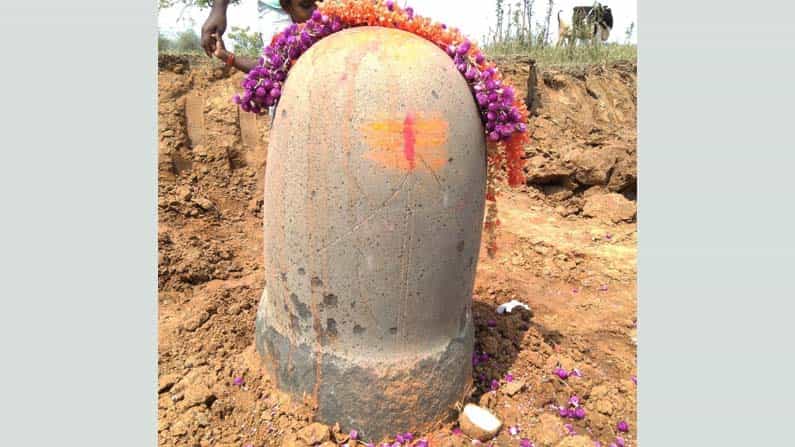 ಆನೇಕಲ್: ಮದ್ದೂರಮ್ಮ ಜಾತ್ರೆಗಾಗಿ ಕೆರೆ ಶುದ್ಧಿ ಮಾಡುವಾಗ ಶಿವಲಿಂಗ ಪತ್ತೆ, ಶಿವಲಿಂಗ ನೋಡಲು ಮುಗಿಬಿದ್ದ ಜನ ಆನೇಕಲ್: ಮದ್ದೂರಮ್ಮ ಜಾತ್ರೆಗಾಗಿ ಕೆರೆ ಶುದ್ಧಿ ಮಾಡುವಾಗ ಶಿವಲಿಂಗ ಪತ್ತೆ, ಶಿವಲಿಂಗ ನೋಡಲು ಮುಗಿಬಿದ್ದ ಜನ