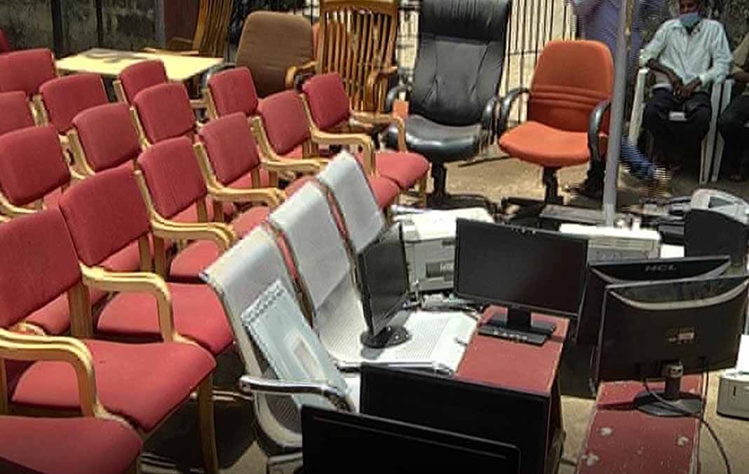 ಭೂಮಿ ಕಳೆದುಕೊಂಡವರಿಗೆ ಪರಿಹಾರ ನೀಡಲು ರಾಜ್ಯ ಸರ್ಕಾರದಿಂದ ವಿಳಂಬ; ಪೀಠೋಪಕರಣ ಜಪ್ತಿಗೆ ಬೆಳಗಾವಿಯ ಕೋರ್ಟ್ನಿಂದ ಆದೇಶ ಭೂಮಿ ಕಳೆದುಕೊಂಡವರಿಗೆ ಪರಿಹಾರ ನೀಡಲು ರಾಜ್ಯ ಸರ್ಕಾರದಿಂದ ವಿಳಂಬ; ಪೀಠೋಪಕರಣ ಜಪ್ತಿಗೆ ಬೆಳಗಾವಿಯ ಕೋರ್ಟ್ನಿಂದ ಆದೇಶ