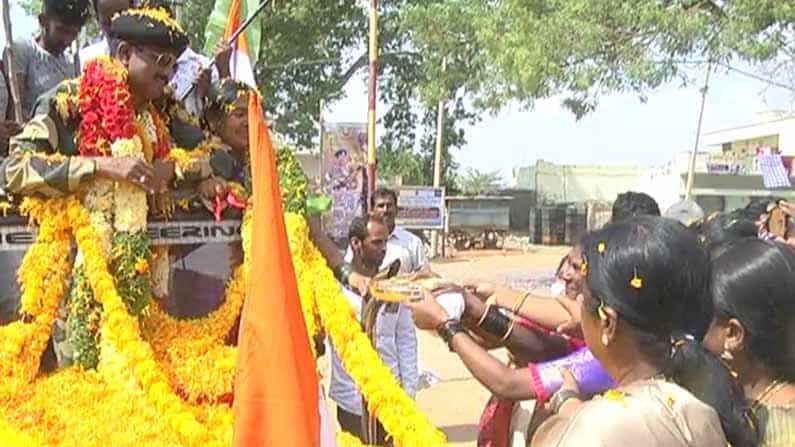 35 ವರ್ಷ ದೇಶ ಸೇವೆ ಸಲ್ಲಿಸಿ ಊರಿಗೆ ವಾಪಸ್ ಆದ ಯೋಧನಿಗೆ ಗ್ರಾಮಸ್ಥರಿಂದ ಅದ್ದೂರಿ ಸ್ವಾಗತ 35 ವರ್ಷ ದೇಶ ಸೇವೆ ಸಲ್ಲಿಸಿ ಊರಿಗೆ ವಾಪಸ್ ಆದ ಯೋಧನಿಗೆ ಗ್ರಾಮಸ್ಥರಿಂದ ಅದ್ದೂರಿ ಸ್ವಾಗತ