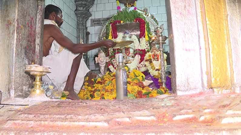 ಲಕ್ಷ್ಮಿ ರಂಗನಾಥ ಜೋಡಿಯಾಗಿರುವ ಅಪರೂಪದ ದೇವಾಲಯದಲ್ಲಿ ನಡೆಯುತ್ತೆ ಮದ್ಯದ ನೈವೇದ್ಯ; ಭಕ್ತರ ಪಾಲಿಗೆ ಇದು ಎಣ್ಣೆಯಲ್ಲ ತೀರ್ಥ ಲಕ್ಷ್ಮಿ ರಂಗನಾಥ ಜೋಡಿಯಾಗಿರುವ ಅಪರೂಪದ ದೇವಾಲಯದಲ್ಲಿ ನಡೆಯುತ್ತೆ ಮದ್ಯದ ನೈವೇದ್ಯ; ಭಕ್ತರ ಪಾಲಿಗೆ ಇದು ಎಣ್ಣೆಯಲ್ಲ ತೀರ್ಥ