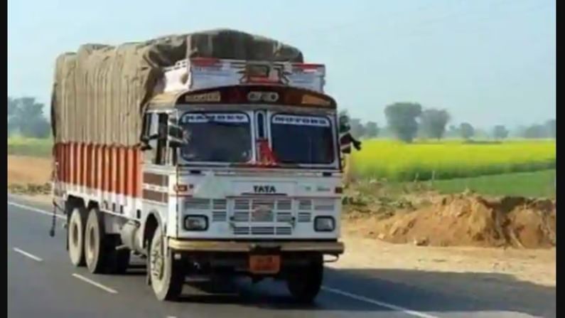 ಲಾರಿಯಲ್ಲಿ ತೊಗರಿಬೇಳೆ ಮೂಟೆ ಉರುಳಿ, ಅಕ್ಕಪಕ್ಕ ಮಲಗಿದ್ದ ಇಬ್ಬರು ಕಾರ್ಮಿಕರ ಸಾವು