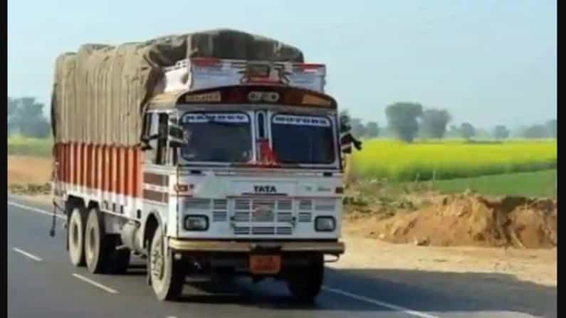 ಲಾರಿಯಲ್ಲಿ ತೊಗರಿಬೇಳೆ ಮೂಟೆ ಉರುಳಿ, ಅಕ್ಕಪಕ್ಕ ಮಲಗಿದ್ದ ಇಬ್ಬರು ಕಾರ್ಮಿಕರ ಸಾವು ಲಾರಿಯಲ್ಲಿ ತೊಗರಿಬೇಳೆ ಮೂಟೆ ಉರುಳಿ, ಅಕ್ಕಪಕ್ಕ ಮಲಗಿದ್ದ ಇಬ್ಬರು ಕಾರ್ಮಿಕರ ಸಾವು