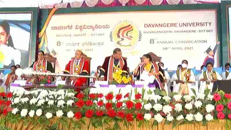 ದಾವಣಗೆರೆ ವಿಶ್ವವಿದ್ಯಾಲಯ ಘಟಿಕೋತ್ಸವ: ಮೆದುಳಿನಲ್ಲಿ ರಕ್ತಸ್ರಾವ ಆದರೂ ಛಲ ಬಿಡದೆ ಚಿನ್ನದ ಪದಕ ಮುಡಿಗೇರಿಸಿಕೊಂಡ ಯುವತಿ