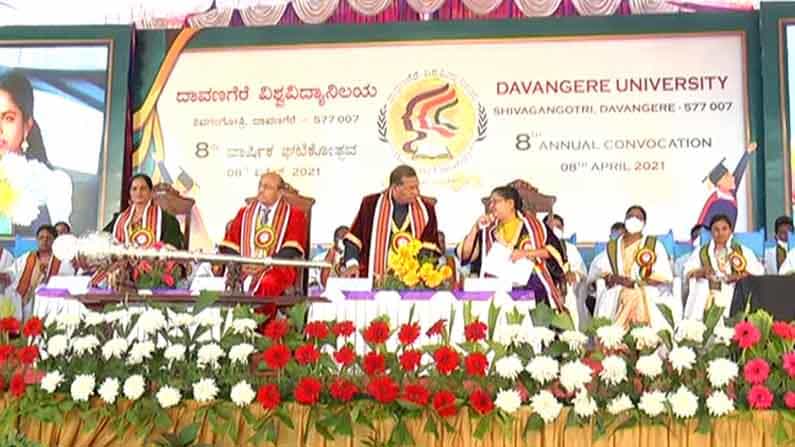 ದಾವಣಗೆರೆ ವಿಶ್ವವಿದ್ಯಾಲಯ ಘಟಿಕೋತ್ಸವ: ಮೆದುಳಿನಲ್ಲಿ ರಕ್ತಸ್ರಾವ ಆದರೂ ಛಲ ಬಿಡದೆ ಚಿನ್ನದ ಪದಕ ಮುಡಿಗೇರಿಸಿಕೊಂಡ ಯುವತಿ ದಾವಣಗೆರೆ ವಿಶ್ವವಿದ್ಯಾಲಯ ಘಟಿಕೋತ್ಸವ: ಮೆದುಳಿನಲ್ಲಿ ರಕ್ತಸ್ರಾವ ಆದರೂ ಛಲ ಬಿಡದೆ ಚಿನ್ನದ ಪದಕ ಮುಡಿಗೇರಿಸಿಕೊಂಡ ಯುವತಿ