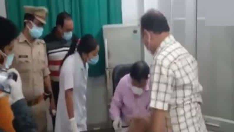 ಆಸ್ಪತ್ರೆಯಲ್ಲಿ ನರ್ಸ್, ವೈದ್ಯರ ಜಗಳ; ಕಪಾಳಮೋಕ್ಷ ಮಾಡಿ ನಿಂದಿಸಿದ ವಿಡಿಯೋ ವೈರಲ್ ಆಸ್ಪತ್ರೆಯಲ್ಲಿ ನರ್ಸ್, ವೈದ್ಯರ ಜಗಳ; ಕಪಾಳಮೋಕ್ಷ ಮಾಡಿ ನಿಂದಿಸಿದ ವಿಡಿಯೋ ವೈರಲ್