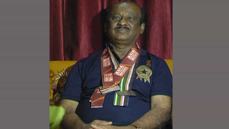 ಕೆಲಸಕ್ಕೆ ಒಂದು ದಿನವೂ ರಜೆ ಹಾಕದೆ ವಿಶ್ವ ದಾಖಲೆ ಬರೆದ ಧಾರವಾಡದ ನಿವೃತ್ತ ಬ್ಯಾಂಕ್​ ನೌಕರ