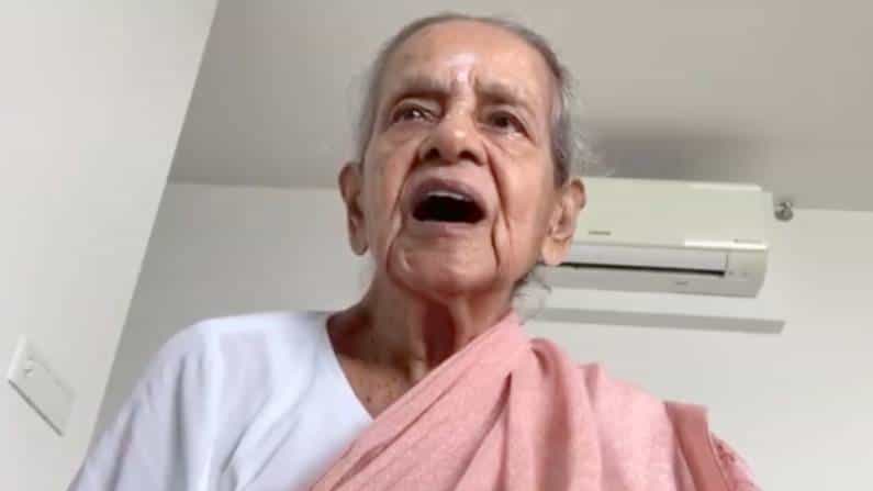 Viral Video: ‘ಯಾವ ನೋವೂ ಇಲ್ಲ..ಅಡ್ಡಪರಿಣಾಮವೂ ಇಲ್ಲ..ಲಸಿಕೆ ಹಾಕಿಸಿಕೊಳ್ಳಿ’-ವಿಡಿಯೋ ಸಂದೇಶ ನೀಡಿದ 97ವರ್ಷದ ವೃದ್ಧೆ Viral Video: ‘ಯಾವ ನೋವೂ ಇಲ್ಲ..ಅಡ್ಡಪರಿಣಾಮವೂ ಇಲ್ಲ..ಲಸಿಕೆ ಹಾಕಿಸಿಕೊಳ್ಳಿ’-ವಿಡಿಯೋ ಸಂದೇಶ ನೀಡಿದ 97ವರ್ಷದ ವೃದ್ಧೆ