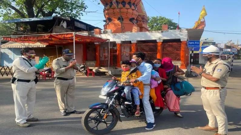 ಒಂದು ಬೈಕ್​, ಆರು ಜನ, ಸಕುಟುಂಬ ಸಮೇತರಾಗಿ ಮದುವೆಗೆ ಪಯಣ; ಚಾಲಕನಿಗೆ ನಡು ರಸ್ತೆಯಲ್ಲೇ ಕೈ ಮುಗಿದ ಪೊಲೀಸರು