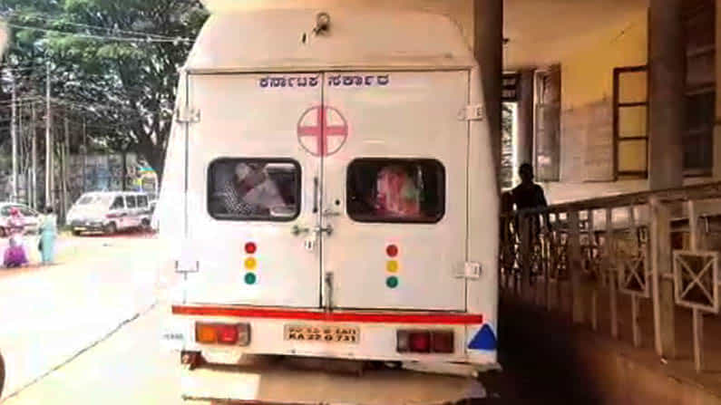 ಒಂದೇ ಆ್ಯಂಬುಲೆನ್ಸ್ನಲ್ಲಿ 12 ಸೋಕಿಂತರ ಸ್ಥಳಾಂತರ; ಬಿಮ್ಸ್ ಆಸ್ಪತ್ರೆ ಸಿಬ್ಬಂದಿ ಎಡವಟ್ಟಿಗೆ ಜನರ ಆಕ್ರೋಶ ಒಂದೇ ಆ್ಯಂಬುಲೆನ್ಸ್ನಲ್ಲಿ 12 ಸೋಕಿಂತರ ಸ್ಥಳಾಂತರ; ಬಿಮ್ಸ್ ಆಸ್ಪತ್ರೆ ಸಿಬ್ಬಂದಿ ಎಡವಟ್ಟಿಗೆ ಜನರ ಆಕ್ರೋಶ