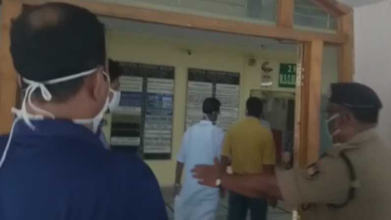 Narada Sting Case: ಪಶ್ಚಿಮ ಬಂಗಾಳದಲ್ಲಿ ಸಿಬಿಐಯಿಂದ ಟಿಎಂಸಿ ನಾಯಕ ಫಿರ್ಹಾದ್ ಹಕೀಮ್, ಸುಬ್ರತಾ ಮುಖರ್ಜಿ, ಮದನ್ ಮಿತ್ರಾ ಬಂಧನ Narada Sting Case: ಪಶ್ಚಿಮ ಬಂಗಾಳದಲ್ಲಿ ಸಿಬಿಐಯಿಂದ ಟಿಎಂಸಿ ನಾಯಕ ಫಿರ್ಹಾದ್ ಹಕೀಮ್, ಸುಬ್ರತಾ ಮುಖರ್ಜಿ, ಮದನ್ ಮಿತ್ರಾ ಬಂಧನ