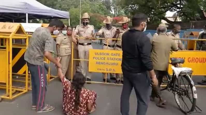 ಸಿಎಂ ನಿವಾಸ ಕಾವೇರಿ ಬಳಿ ಬಂದು, ಪತಿಗೆ ಬೆಡ್ ನೀಡುವಂತೆ ಅಂಗಲಾಚಿದ ಮಹಿಳೆ; ಆಸ್ಪತ್ರೆ ತಲುಪುವ ಮುನ್ನವೇ ಪತಿ ಸಾವು ಸಿಎಂ ನಿವಾಸ ಕಾವೇರಿ ಬಳಿ ಬಂದು, ಪತಿಗೆ ಬೆಡ್ ನೀಡುವಂತೆ ಅಂಗಲಾಚಿದ ಮಹಿಳೆ; ಆಸ್ಪತ್ರೆ ತಲುಪುವ ಮುನ್ನವೇ ಪತಿ ಸಾವು