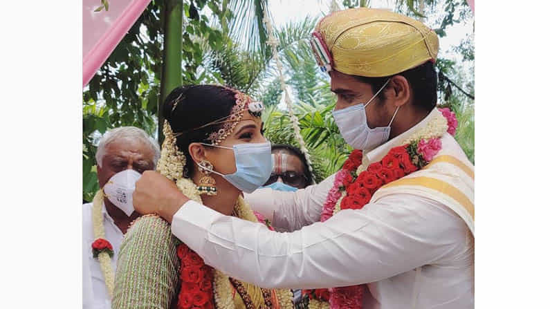 ಮಾಸ್ಕ್ ಧರಿಸಿ ಹಸೆಮಣೆ ಏರಿದ ಚಂದನ್ ಕುಮಾರ್-ಕವಿತಾ ಗೌಡ; ಲಾಕ್ಡೌನ್ ಮಧ್ಯೆಯೇ ಸಿಂಪಲ್ ವಿವಾಹ