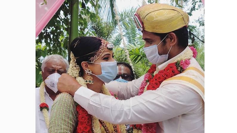 ಮಾಸ್ಕ್ ಧರಿಸಿ ಹಸೆಮಣೆ ಏರಿದ ಚಂದನ್ ಕುಮಾರ್-ಕವಿತಾ ಗೌಡ; ಲಾಕ್ಡೌನ್ ಮಧ್ಯೆಯೇ ಸಿಂಪಲ್ ವಿವಾಹ