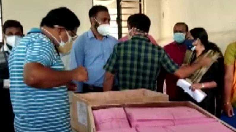 Assembly Election Results 2021: ಅಂಚೆ ಮತಗಳ ಎಣಿಕೆ; ಪಶ್ಚಿಮ ಬಂಗಾಳದ 7 ಸೀಟುಗಳಲ್ಲಿ ಟಿಎಂಸಿ, ಕೇರಳದ 3 ಸೀಟುಗಳಲ್ಲಿ ಕಾಂಗ್ರೆಸ್ ಮುನ್ನಡೆ Assembly Election Results 2021: ಅಂಚೆ ಮತಗಳ ಎಣಿಕೆ; ಪಶ್ಚಿಮ ಬಂಗಾಳದ 7 ಸೀಟುಗಳಲ್ಲಿ ಟಿಎಂಸಿ, ಕೇರಳದ 3 ಸೀಟುಗಳಲ್ಲಿ ಕಾಂಗ್ರೆಸ್ ಮುನ್ನಡೆ