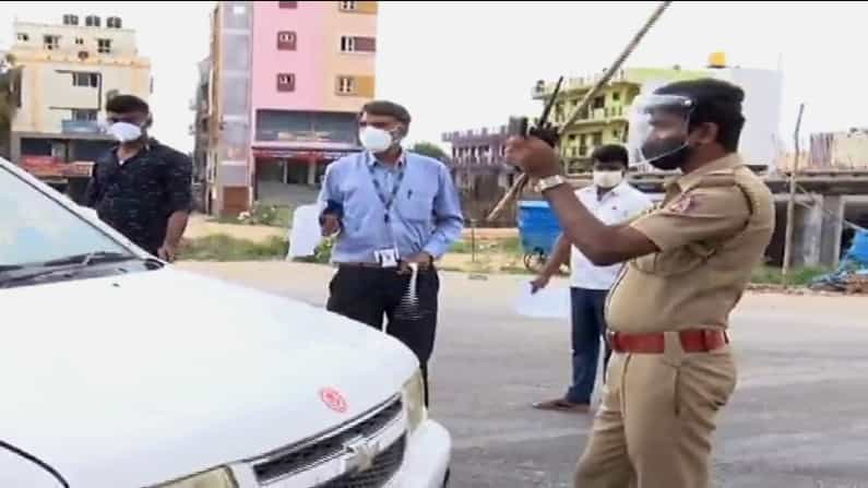 ವೃದ್ಧ ತಾಯಿಯ ಅಸ್ಥಿ ತೆಗೆದುಕೊಂಡು ಹೋಗುತ್ತಿದ್ದ ಕಾರಿಗೂ ತಡೆ; ಕಾರು ಬಿಡಲು ಸಾಧ್ಯವಿಲ್ಲ ಅಂತಾ ವಾಪಸ್ ಕೈ ಮುಗಿದ ಪೊಲೀಸರು ವೃದ್ಧ ತಾಯಿಯ ಅಸ್ಥಿ ತೆಗೆದುಕೊಂಡು ಹೋಗುತ್ತಿದ್ದ ಕಾರಿಗೂ ತಡೆ; ಕಾರು ಬಿಡಲು ಸಾಧ್ಯವಿಲ್ಲ ಅಂತಾ ವಾಪಸ್ ಕೈ ಮುಗಿದ ಪೊಲೀಸರು