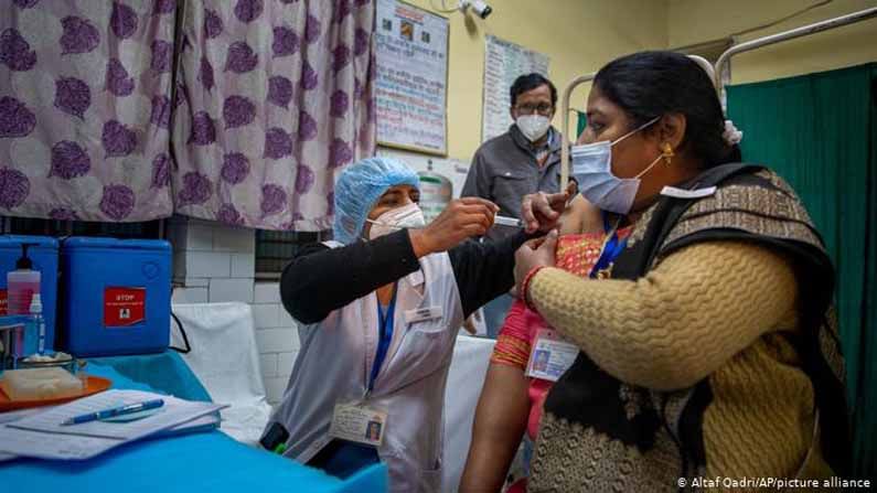 Karnataka Covid Update: ಕರ್ನಾಟಕದಲ್ಲಿ ಇಂದು 9,785 ಕೊವಿಡ್ ಸೋಂಕಿತರು ಪತ್ತೆ; ಬೆಂಗಳೂರಿನಲ್ಲಿ 2,454 ಸೋಂಕಿತರು Karnataka Covid Update: ಕರ್ನಾಟಕದಲ್ಲಿ ಇಂದು 9,785 ಕೊವಿಡ್ ಸೋಂಕಿತರು ಪತ್ತೆ; ಬೆಂಗಳೂರಿನಲ್ಲಿ 2,454 ಸೋಂಕಿತರು