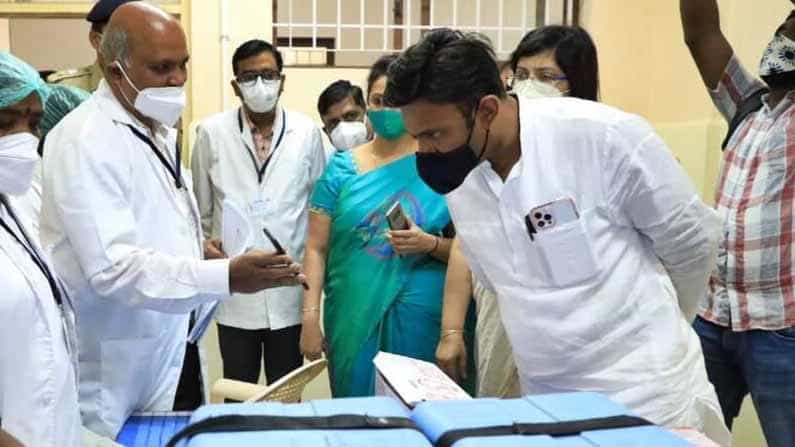 ಕರ್ನಾಟಕದಲ್ಲಿ ಕೋವಿಡ್ ಲಸಿಕೆಯ ತೀವ್ರ ಅಭಾವ, ಎರಡನೇ ಡೋಸ್ ಪಡೆಯಲು ತೊಂದರೆ ಕರ್ನಾಟಕದಲ್ಲಿ ಕೋವಿಡ್ ಲಸಿಕೆಯ ತೀವ್ರ ಅಭಾವ, ಎರಡನೇ ಡೋಸ್ ಪಡೆಯಲು ತೊಂದರೆ
