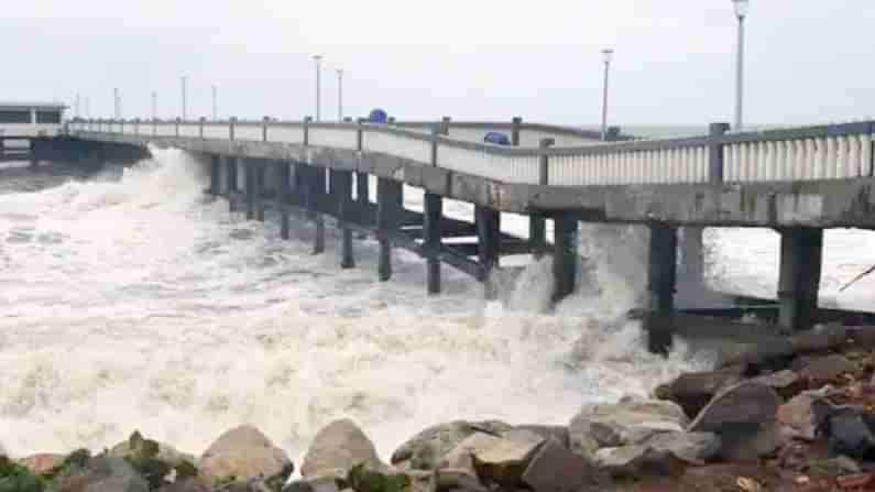 Cyclone Tauktae: ತೌಕ್ತೆ ಅಬ್ಬರಕ್ಕೆ ಮಹಾರಾಷ್ಟ್ರದಲ್ಲಿ 6 ಮಂದಿ ಸಾವು; ಅಹ್ಮದಾಬಾದ್​ನಲ್ಲಿ ವಿಪರೀತ ಮಳೆ, ಪರಿಸ್ಥಿತಿ ಬಗ್ಗೆ ವರದಿ ಪಡೆದ ಪ್ರಧಾನಿ ಮೋದಿ