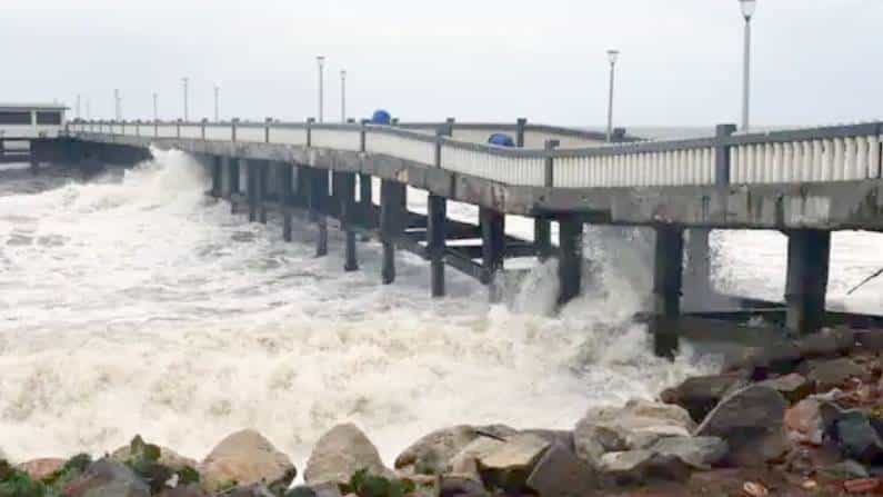 Cyclone Tauktae: ತೌಕ್ತೆ ಅಬ್ಬರಕ್ಕೆ ಮಹಾರಾಷ್ಟ್ರದಲ್ಲಿ 6 ಮಂದಿ ಸಾವು; ಅಹ್ಮದಾಬಾದ್ನಲ್ಲಿ ವಿಪರೀತ ಮಳೆ, ಪರಿಸ್ಥಿತಿ ಬಗ್ಗೆ ವರದಿ ಪಡೆದ ಪ್ರಧಾನಿ ಮೋದಿ Cyclone Tauktae: ತೌಕ್ತೆ ಅಬ್ಬರಕ್ಕೆ ಮಹಾರಾಷ್ಟ್ರದಲ್ಲಿ 6 ಮಂದಿ ಸಾವು; ಅಹ್ಮದಾಬಾದ್ನಲ್ಲಿ ವಿಪರೀತ ಮಳೆ, ಪರಿಸ್ಥಿತಿ ಬಗ್ಗೆ ವರದಿ ಪಡೆದ ಪ್ರಧಾನಿ ಮೋದಿ