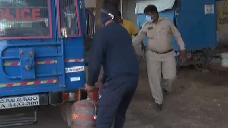 ಹೋಟೆಲ್ ತೆರೆದಿದ್ದಕ್ಕೆ ಸಿಲಿಂಡರ್ ಹೊತ್ತು ಹೋದ ಬಳ್ಳಾರಿ ಪೊಲೀಸರು ಹೋಟೆಲ್ ತೆರೆದಿದ್ದಕ್ಕೆ ಸಿಲಿಂಡರ್ ಹೊತ್ತು ಹೋದ ಬಳ್ಳಾರಿ ಪೊಲೀಸರು