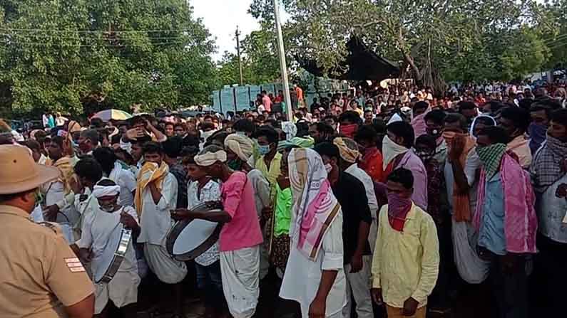 ಕೊರೊನಾ ನಿಯಮ ಉಲ್ಲಂಘಿಸಿ ಯಾದಗಿರಿಯಲ್ಲಿ ನಡೆಯಿತು ಗ್ರಾಮದೇವತೆ ಜಾತ್ರೆ; ಸಾವಿರಾರು ಜನರು ಭಾಗಿ ಕೊರೊನಾ ನಿಯಮ ಉಲ್ಲಂಘಿಸಿ ಯಾದಗಿರಿಯಲ್ಲಿ ನಡೆಯಿತು ಗ್ರಾಮದೇವತೆ ಜಾತ್ರೆ; ಸಾವಿರಾರು ಜನರು ಭಾಗಿ