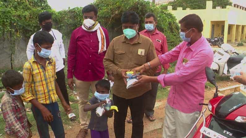 ಕೋಲಾರ: ಬೀದಿ ಬೀದಿ ತಿರುಗಿ ಹಸಿದವರ ಹಸಿವು ನೀಗಿಸಲು ಮುಂದಾದ ಸ್ನೇಹಿತರ ಗುಂಪು ಕೋಲಾರ: ಬೀದಿ ಬೀದಿ ತಿರುಗಿ ಹಸಿದವರ ಹಸಿವು ನೀಗಿಸಲು ಮುಂದಾದ ಸ್ನೇಹಿತರ ಗುಂಪು